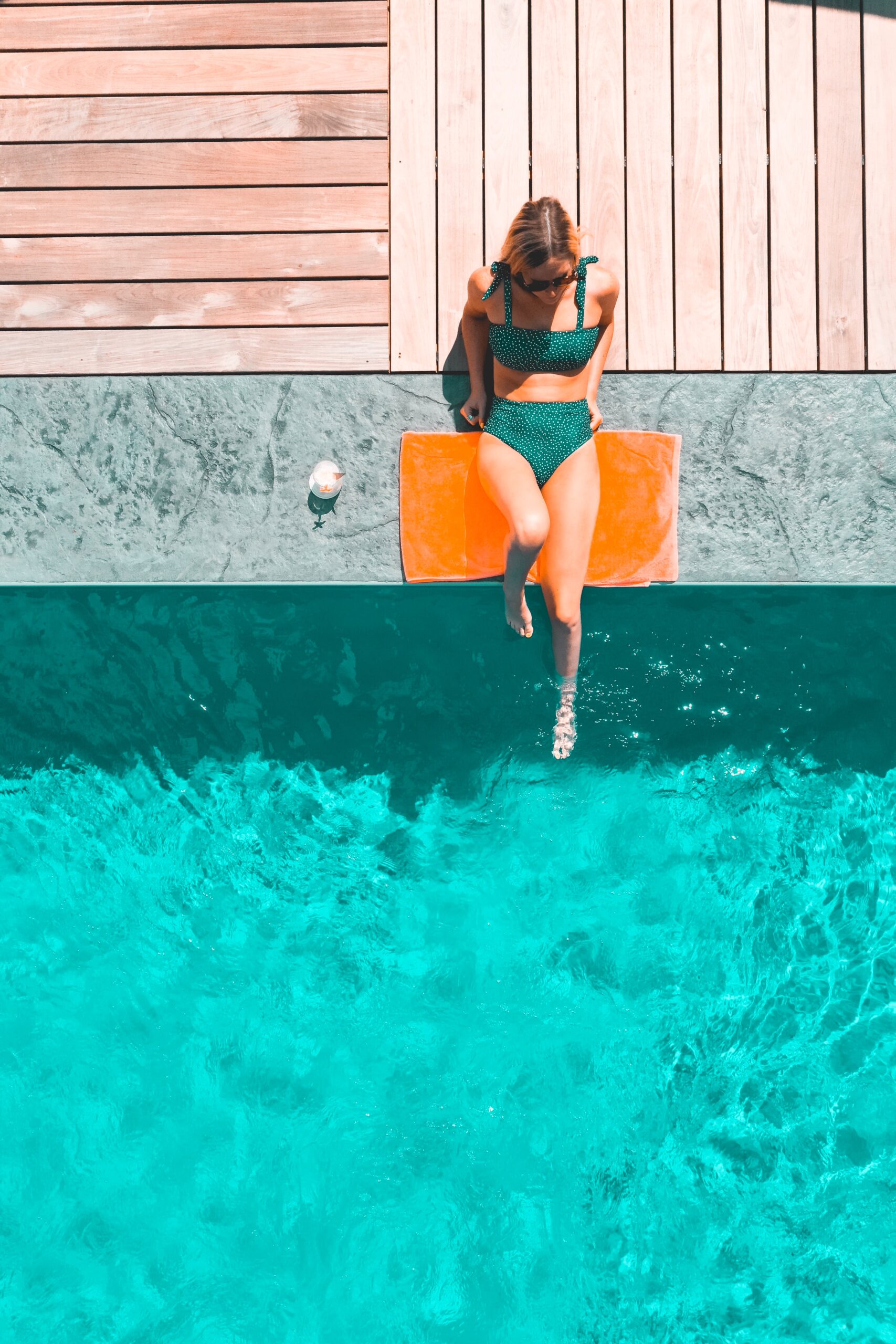 Femme en bord de piscine à coque
